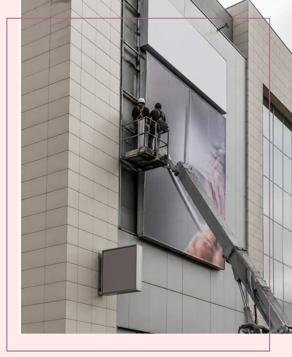 Изготовление и монтаж рекламы на фасаде ТЦ в Каменске-Уральском